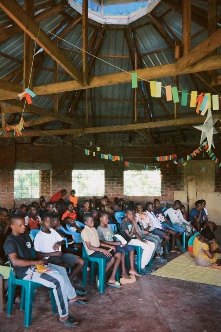Jovens e adolescentes assistindo a uma palestra