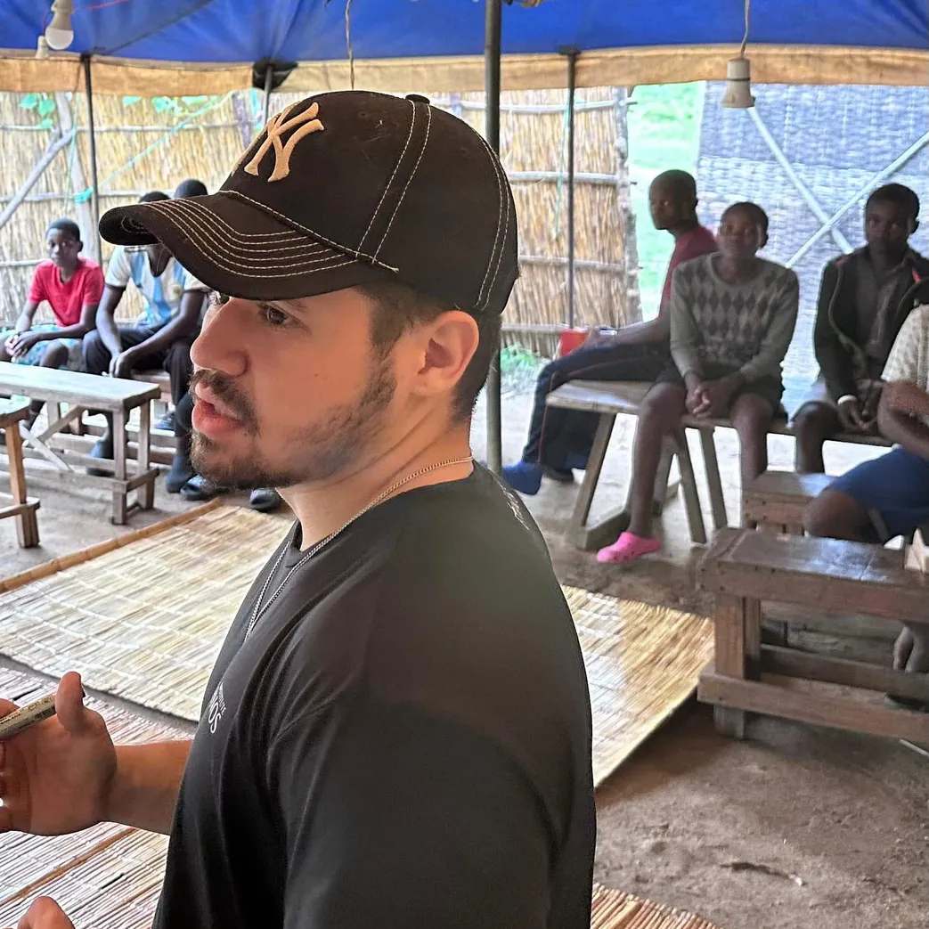 Judá Alves, de boné, durante uma atividade com jovens