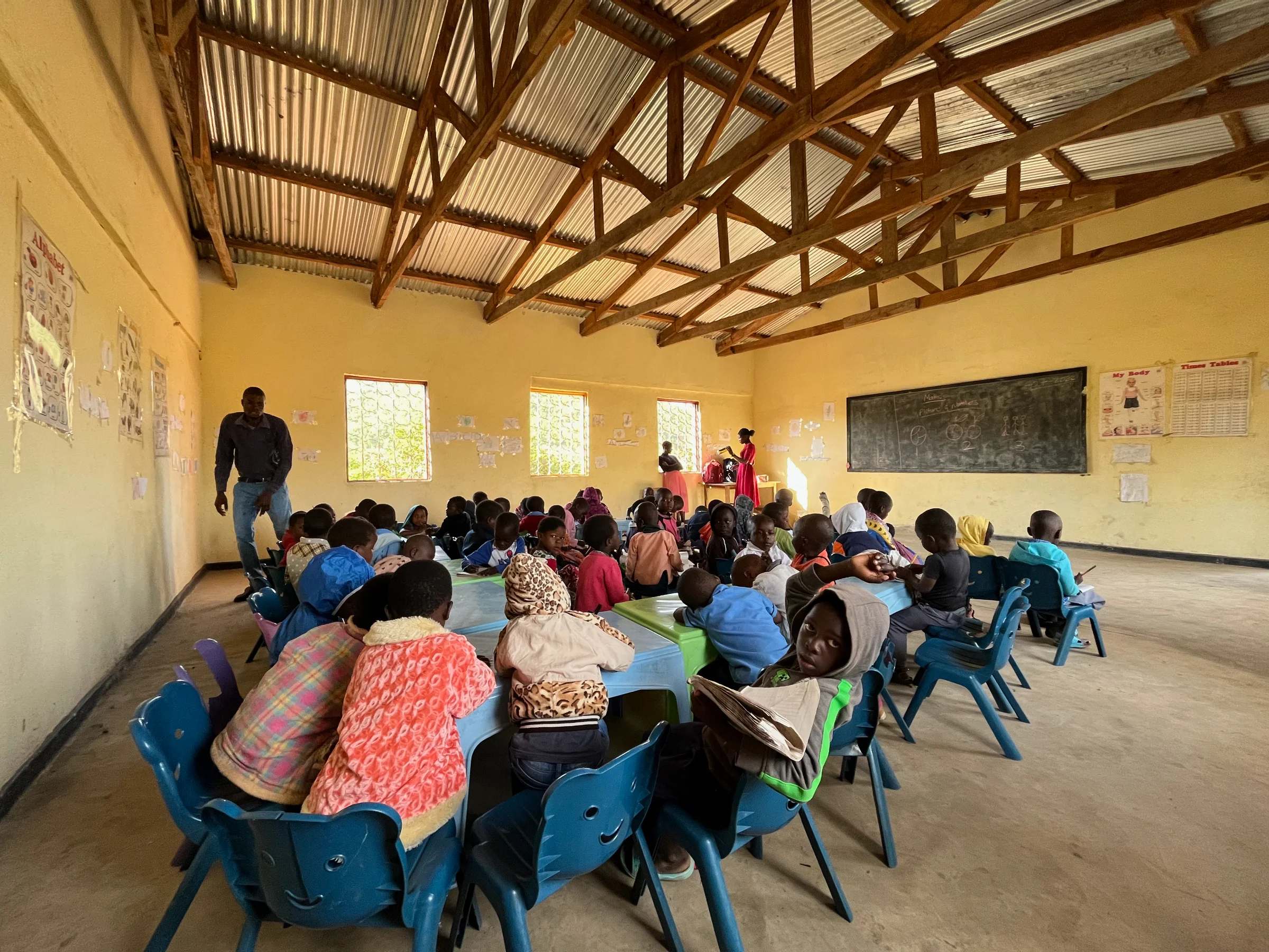 Crianças dentro de uma sala de aula